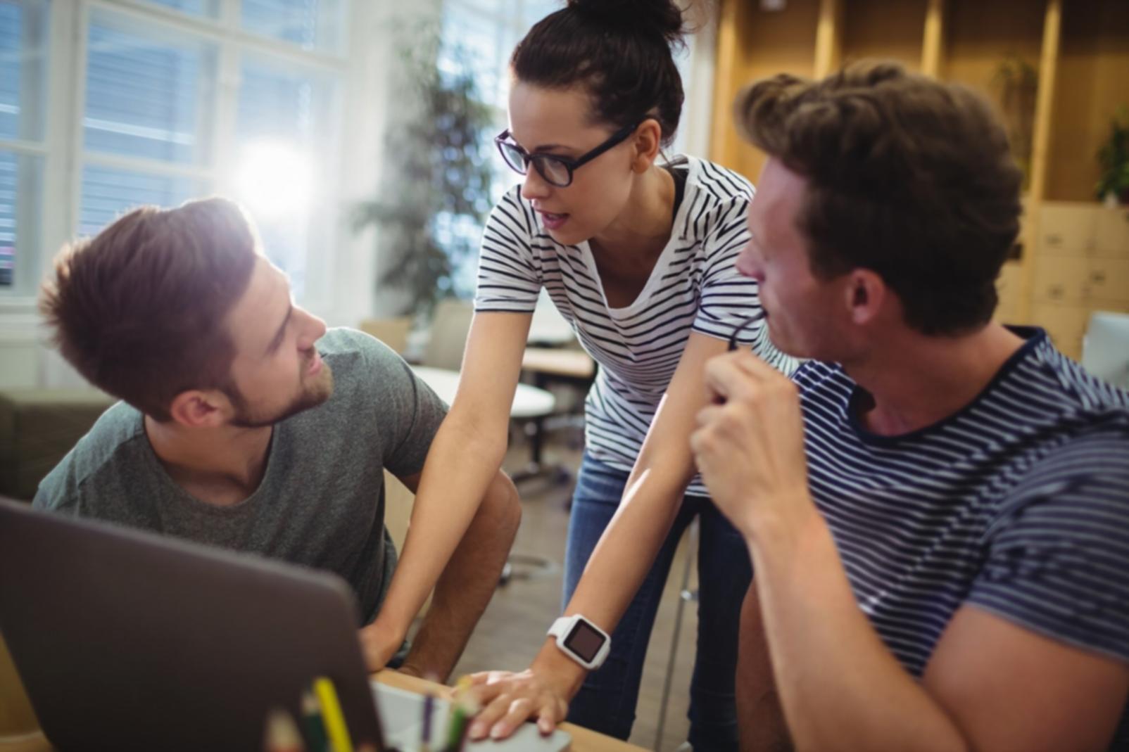 Équipe pédagogique préparant un nouveau module sur la détection de fraudes
