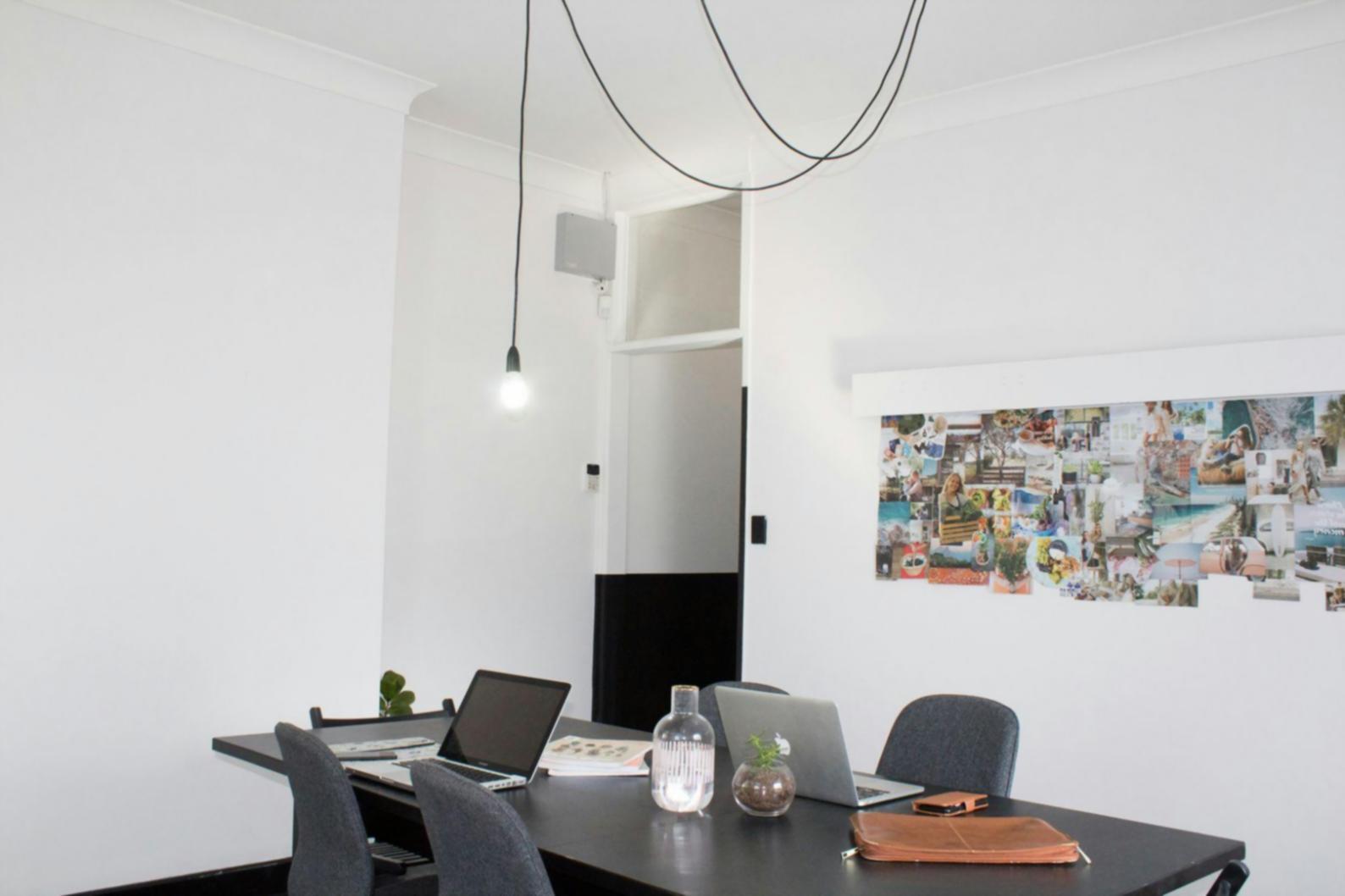 Salle de formation avec écrans montrant des simulations de sécurité bancaire